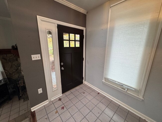 Building Photo - Spacious Private Oasis - 3 Bedroom 2 Bathroom House in Green Tree!