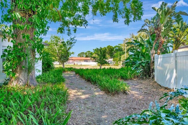 Building Photo - 6348 7th Ave N