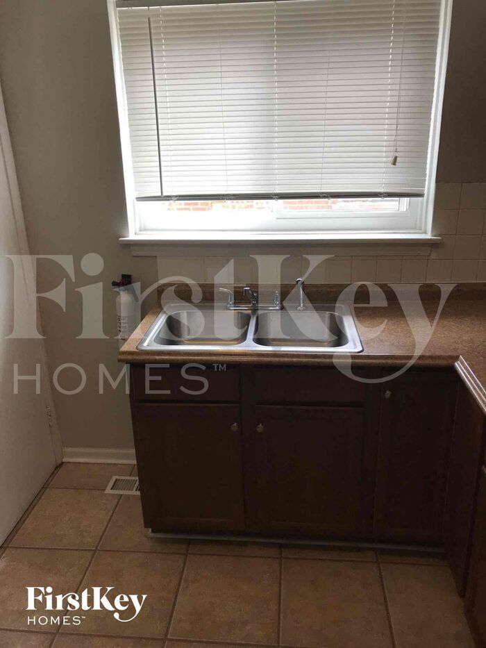 Building Photo - 14525 Dobson Ave