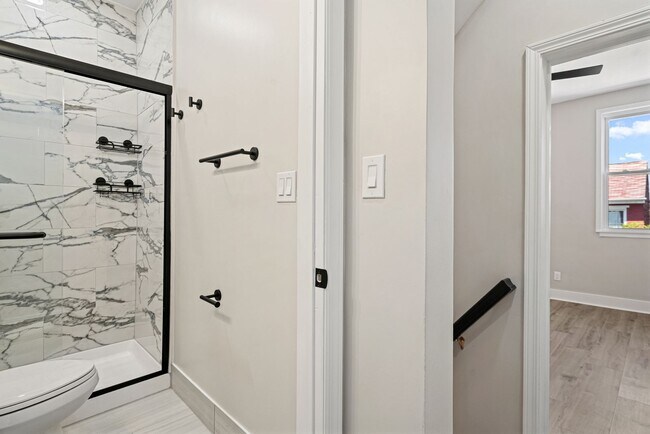 Building Photo - Freshly Renovated 2 Bedroom in Bloomfield available NOW!
