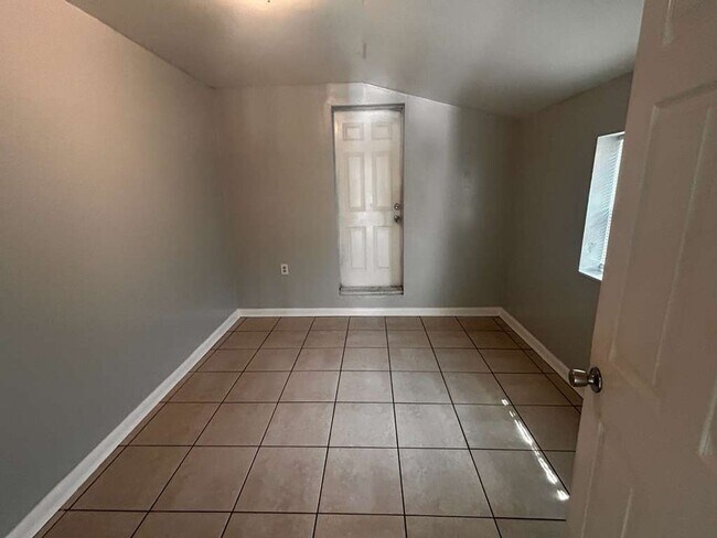 Building Photo - Charming Tampa Home in Quiet Neighborhood – Convenient Central Location