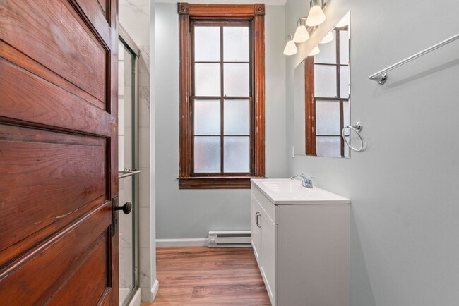 Building Photo - Spacious 6BR/2.5BA in CV AVAILABLE June 2026