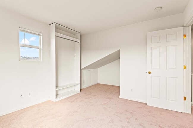Building Photo - Modern 4 Bed Home with Office, AC, Garage,...