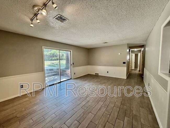 Building Photo - 2924 N McMillan Ave