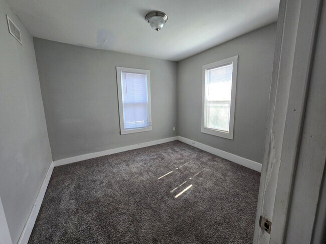 Building Photo - 5 Bedroom House