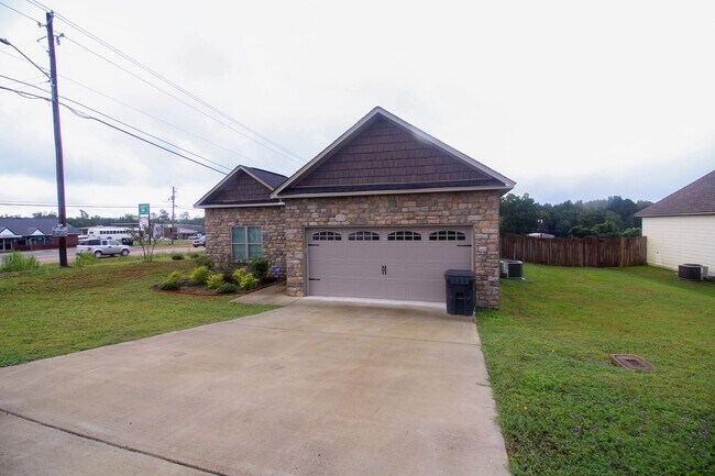 Primary Photo - Newer 3 bedroom, 2 bath Phenix City Home w...