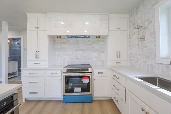 Building Photo - 4 Bed | 3 Bath on Keystone Lake!