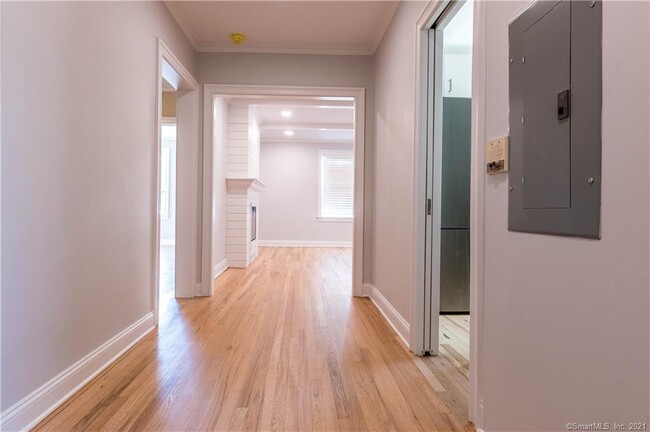 Building Photo - 140 Woodside Green
