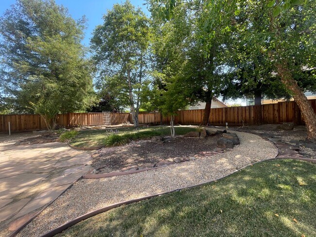 Building Photo - Beautiful 4bed / 3bath 3,281 SQFT Move in ...
