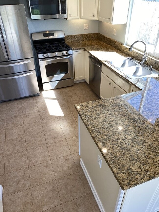 Building Photo - Beautiful 3 Bedroom 2 Bath w/ Large Fenced in Backyard