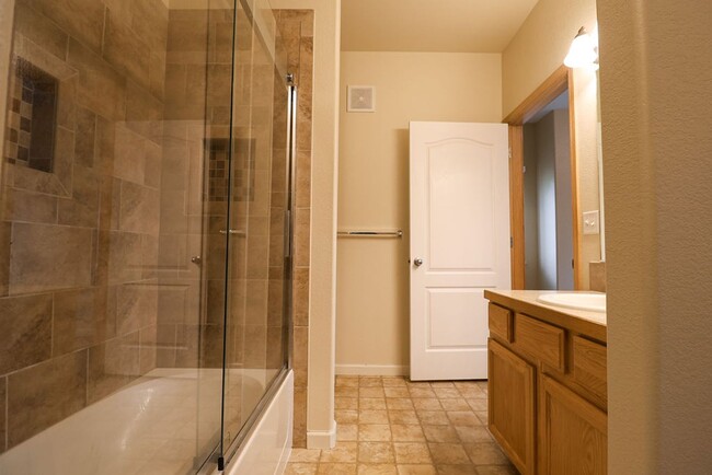 Building Photo - Updated 2 Bedroom Apartment in Windsor