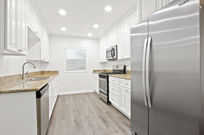 Building Photo - 3 bed 2 bath fully renovated apartment near Huntington Harbour