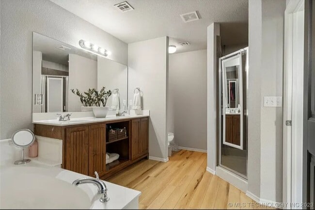 Building Photo - 4 Bed 2 Bath, 3 Car Garage