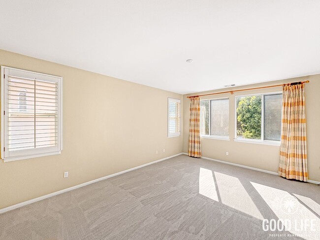 Building Photo - Spacious Torrey View Home with Flexible Floorplan in Gated Community