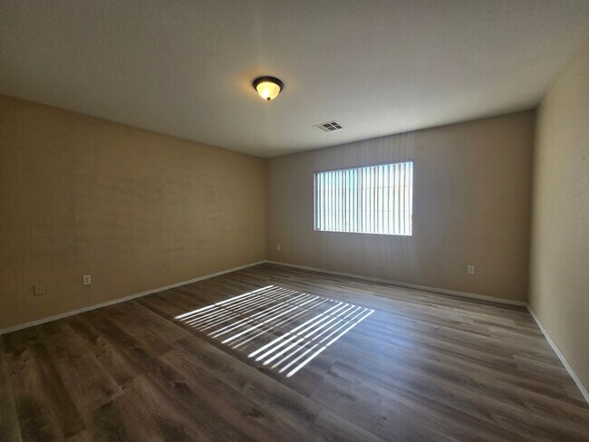 Building Photo - 2 Story Home with 5 Bedrooms