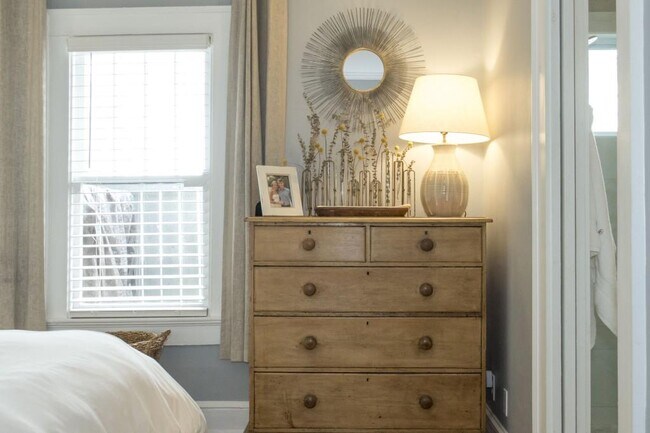 Building Photo - 801 Durant Pl NE