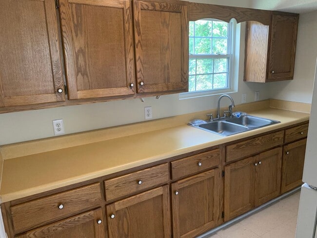 Building Photo - Ideal Home Located in the City Limits