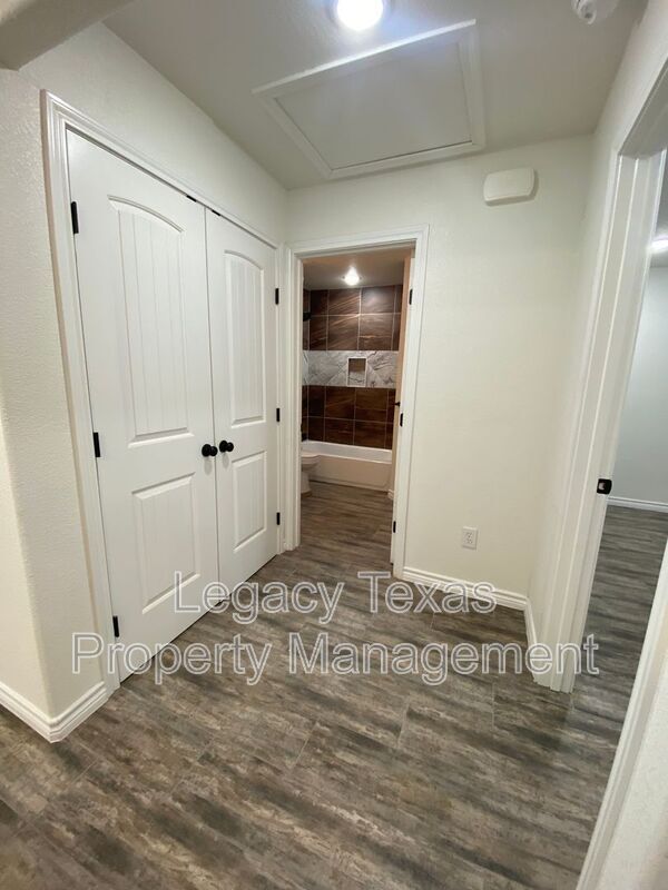 Building Photo - 702 S Wilhite St