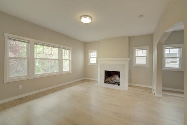 Building Photo - 5 bedroom in Seattle WA 98105