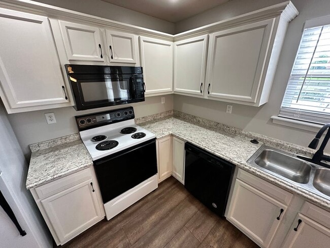 Building Photo - Lovely 2-Bedroom, 1.5-Bath Townhome in a Desirable Hamburg Location!