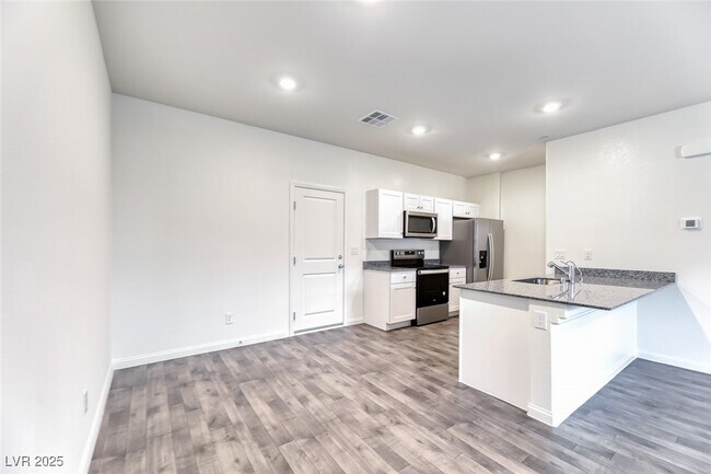 Building Photo - 12740 Feathersong