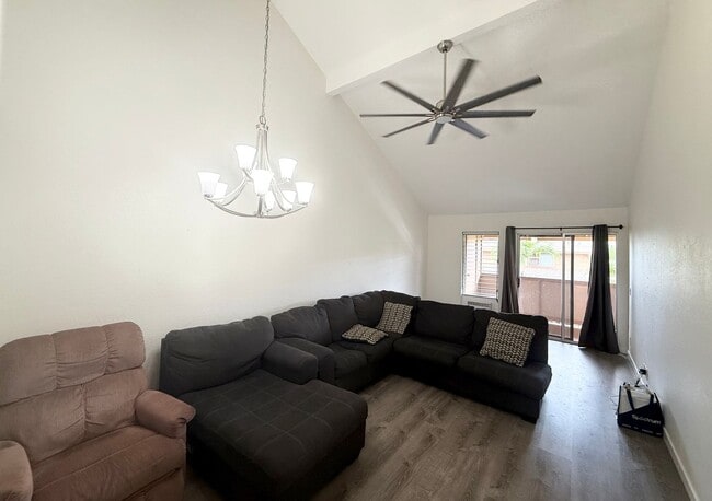 Building Photo - Pet Friendly Hidden Gem Unit- 3 BD/ 2.5 Ba...