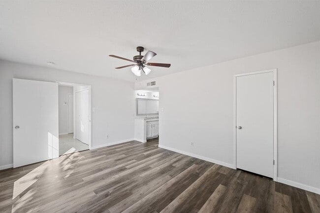 Building Photo - 2215 Overbrook Dr
