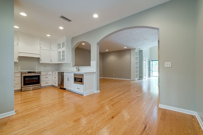 Building Photo - 3 Bed 2.5 Bath Gorgeous Townhome, Availabl...