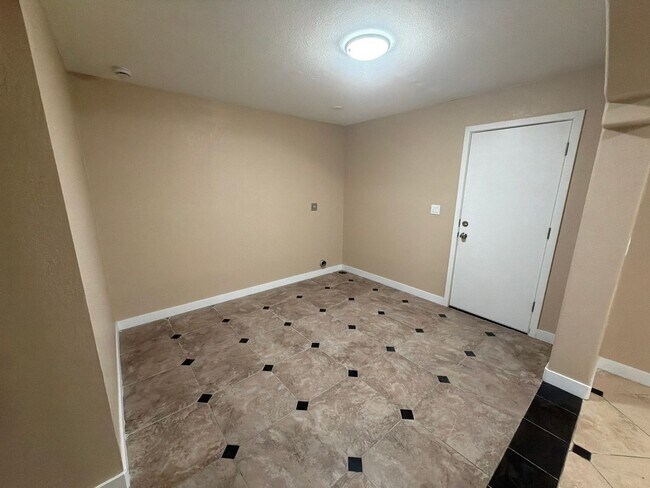 Building Photo - 5810 W Earll Dr