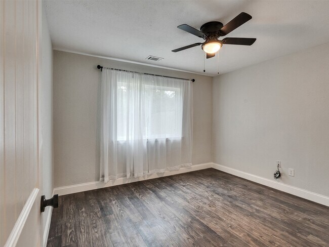 Building Photo - 2123 Quail Valley E Dr