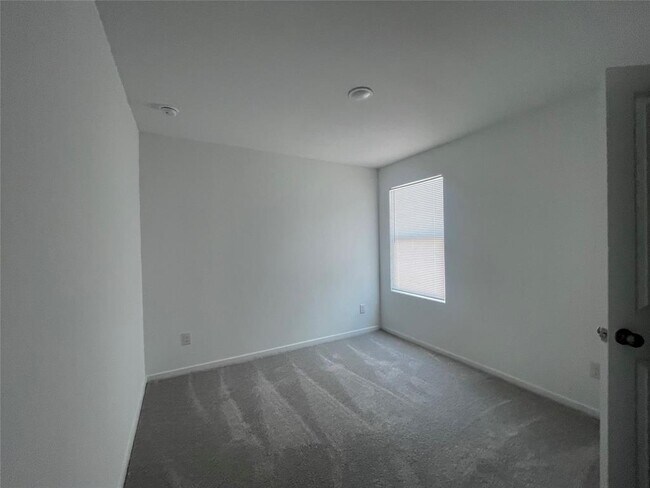 Building Photo - 245 Pastar Fls
