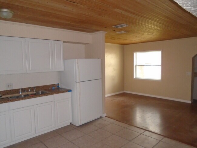 Building Photo - Tons of Living Space in this 3BR/1BA Zephy...