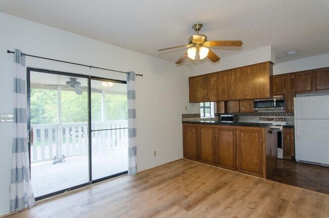 Building Photo - Quaint townhouse style condominium in Hyde...