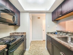 Building Photo - 2820 S Bartell Dr