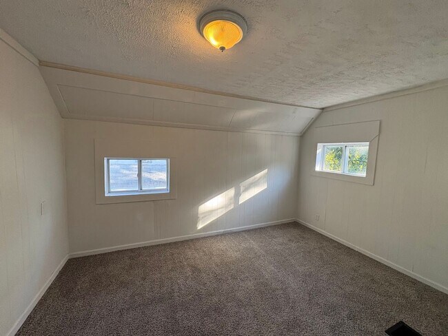 Building Photo - Three bedroom one bathroom home for rent