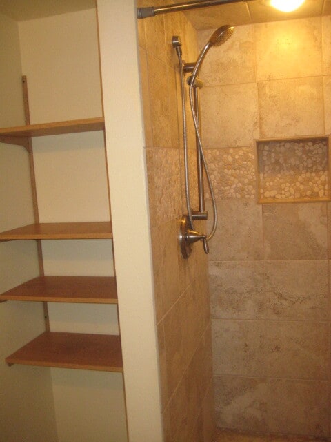 Main level bathroom - 554 Cartier Ct