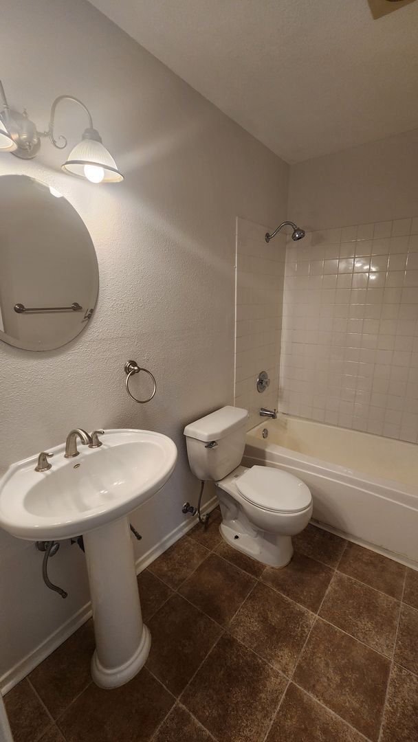 Building Photo - 2 Bedroom, 2 Bath Condo in Eastlake Shores