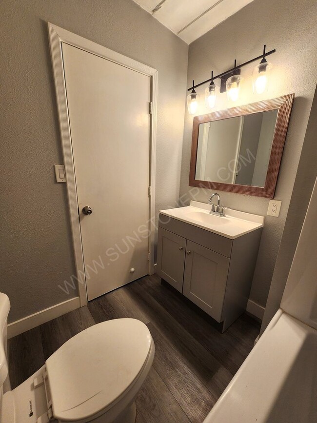 Building Photo - 2 Bedroom, 1 bathroom