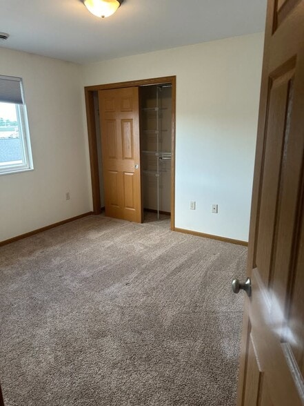 Building Photo - 2810 Willow Dr