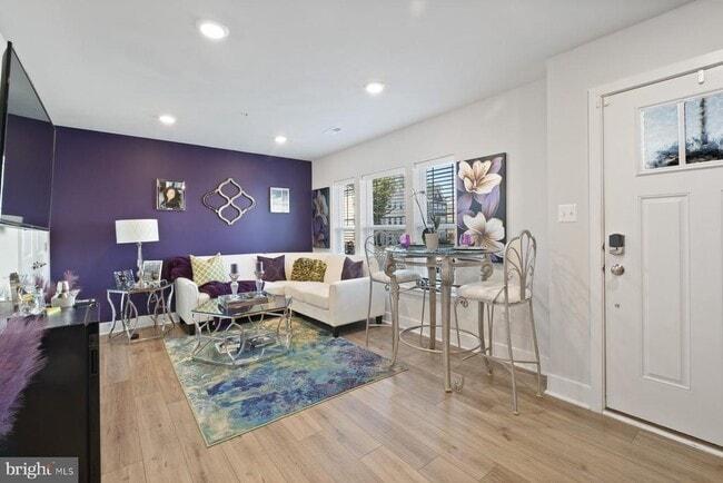 Building Photo - 6960 Farragut Dr