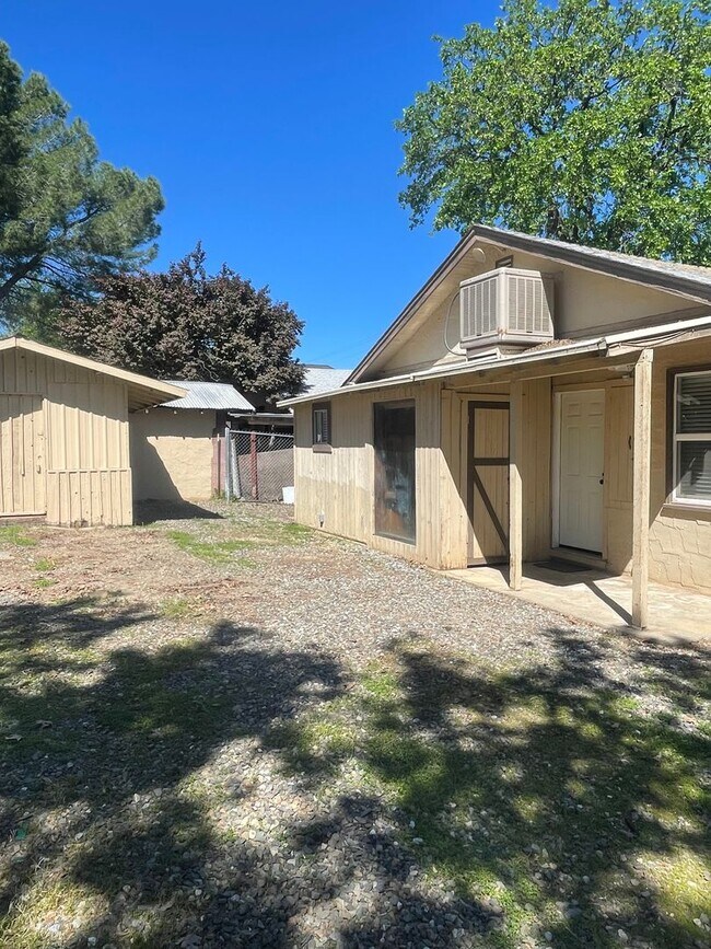 Building Photo - CHARMING 2 BED 1 BATH VICTORIAN HOME