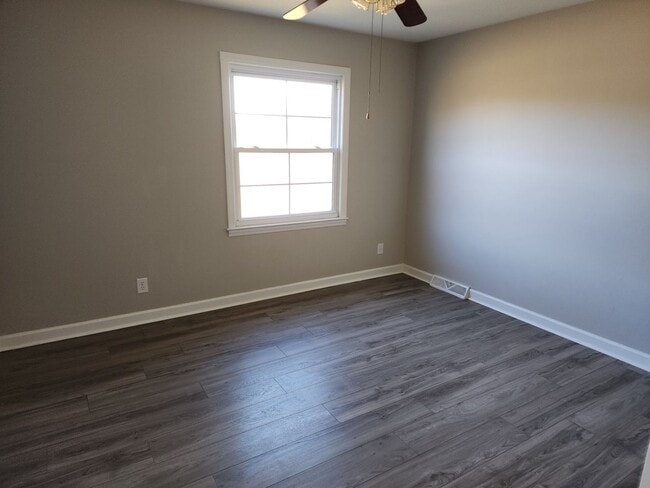 Building Photo - 3 bed 2 bath Rental