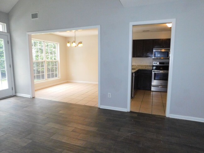 Building Photo - Nice home near outlet mall