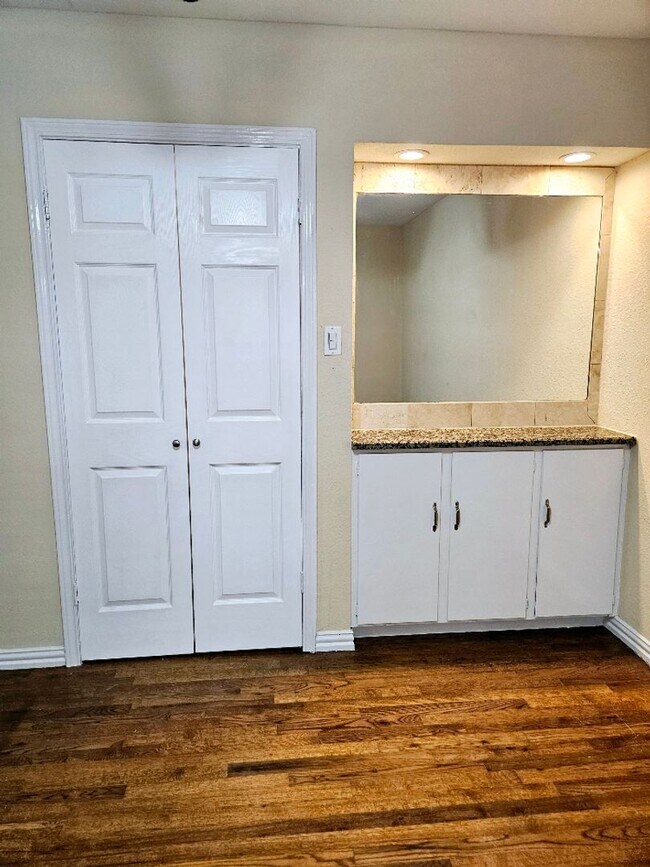 Building Photo - Mediterranean style condo within walking d...