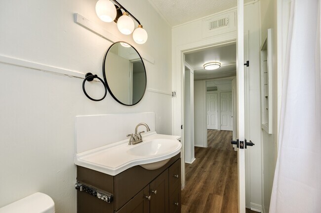 Building Photo - 159 Oak Dr