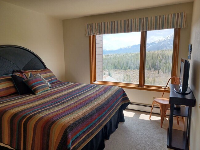 Building Photo - Light Bright 2 BDR plus Loft 3BATH Silvert...