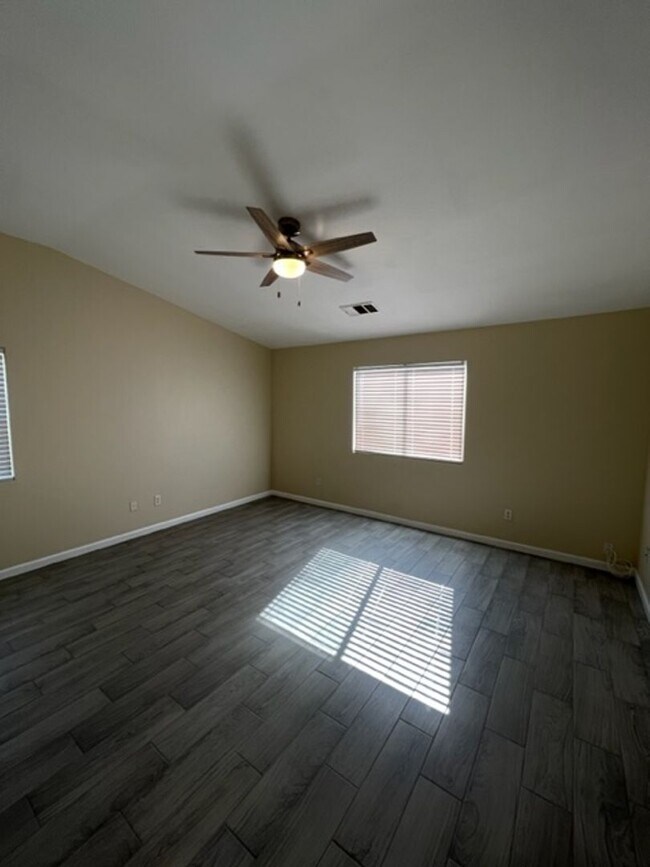 Building Photo - Southwest Bakersfield 4 Bedroom Home