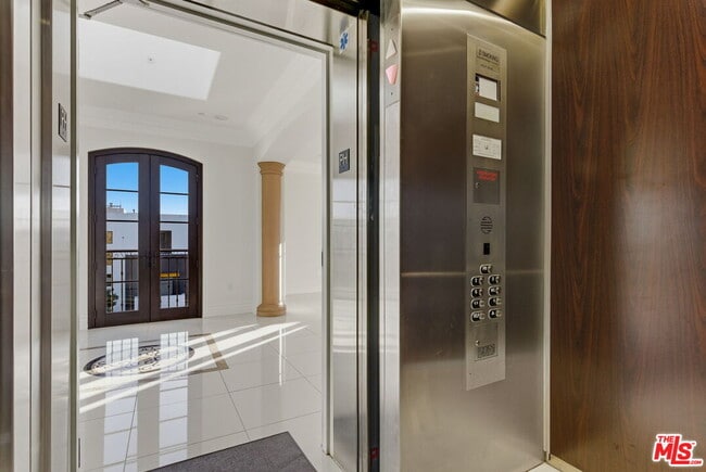 Primary Photo - 462 S Maple Dr