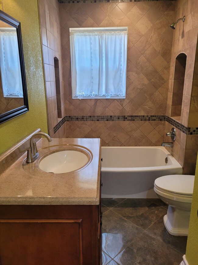 Building Photo - 1107 Devereaux St