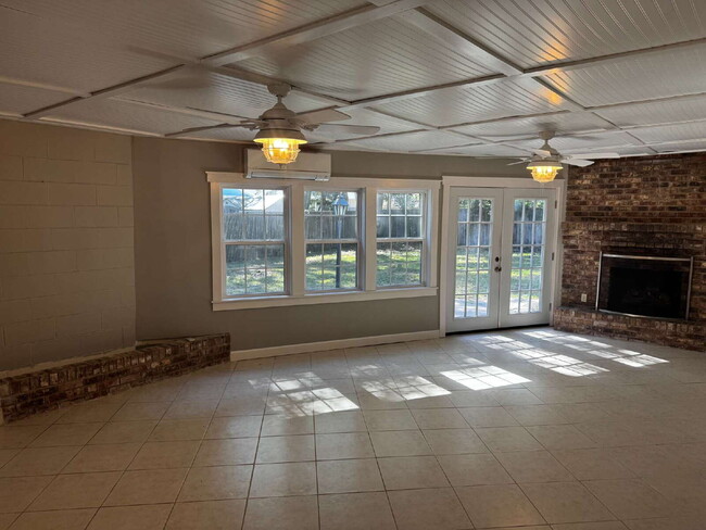 Building Photo - "Coastal Comfort Awaits: Spacious 4-Bed, 3...